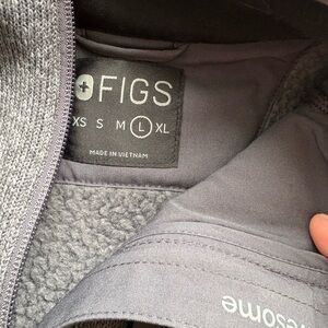 Figs heather dark charcoal on-shift half zip